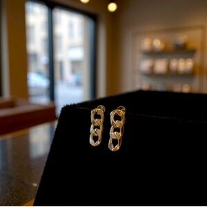 Gold tone chain link pierced earrings ⛓️‍💥